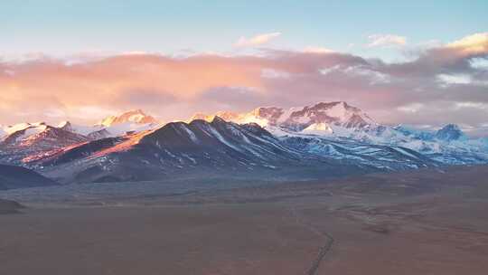 西藏卓奥友峰日照金山航拍风景