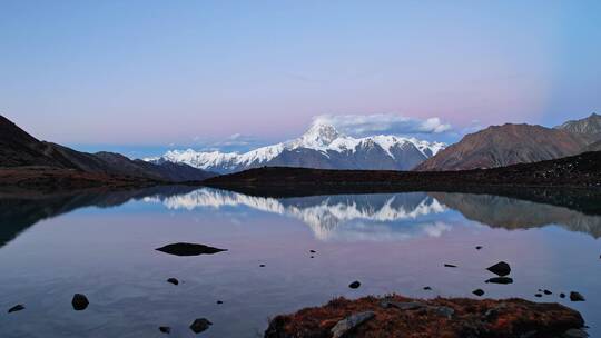 贡嘎雪山和湖泊唯美日落航拍