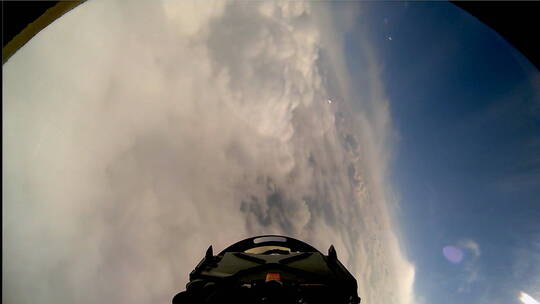 战斗机在云层上方飞行视频素材模板下载
