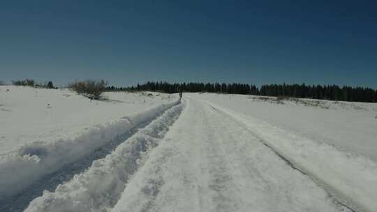 在雪地里骑自行车的人。