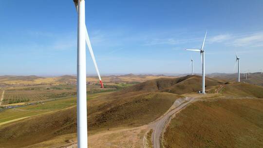 草原上矗立的新能源风力发电的风车视频素材模板下载