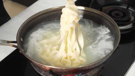 传统中餐水煮面条烹饪过程