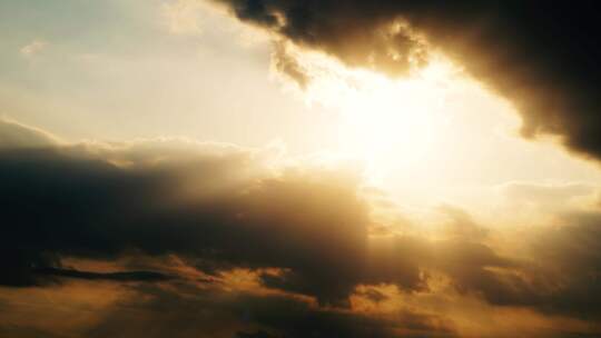 阳光穿透乌云太阳光芒照射丁达尔光耶稣光视频素材模板下载