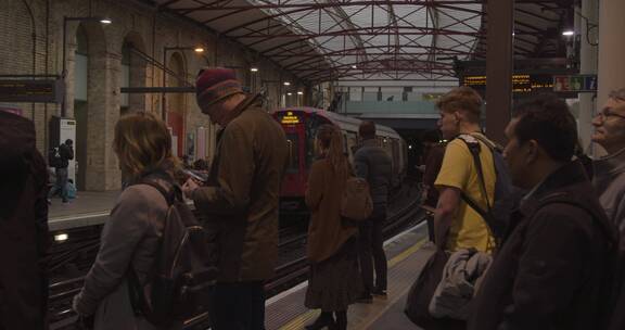 伦敦车站站台上等待火车的通勤者