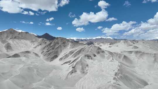 航拍新疆阿克陶县白沙湖景区白沙山晴天风光