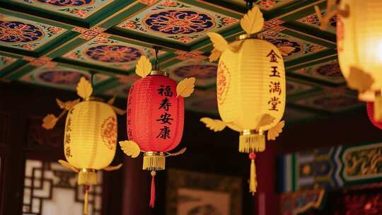 中式建筑内悬挂的传统灯笼