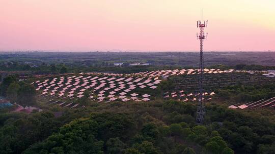 山地光伏太阳能发电场和5G无线通讯信号塔