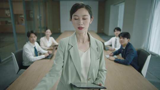 办公室职场女白领小组远程会议展示演讲