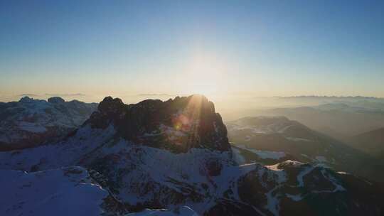 夕阳下的雪山