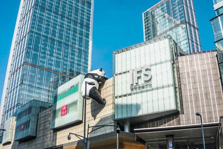 成都IFS标志建筑熊猫爬楼大范围移动延时