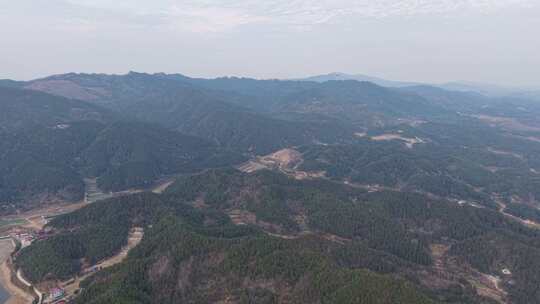 群山环绕下的乡村湖泊全景风光