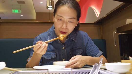 中国人美女餐厅吃火锅鸳鸯锅视频素材模板下载