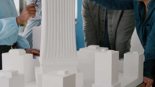 分析桌面建筑模型规划城市建设的团队特写