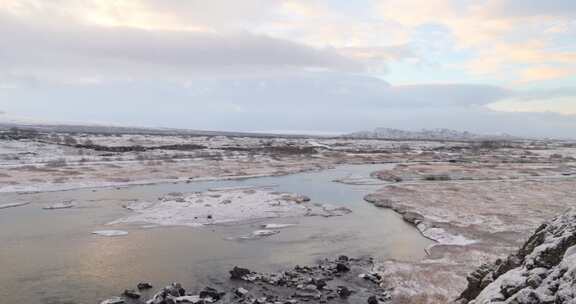 冰冷岩石中的流水