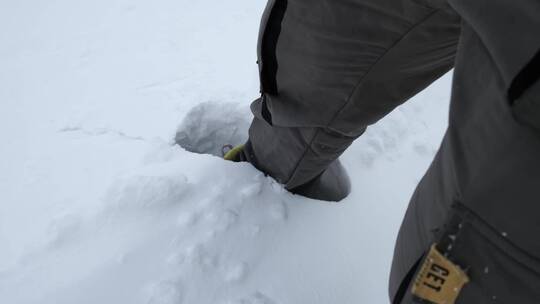 摸过膝盖的雪地上行走踏雪前行