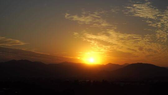 山上日落延时傍晚夕阳橙色天空阳光山峰太阳