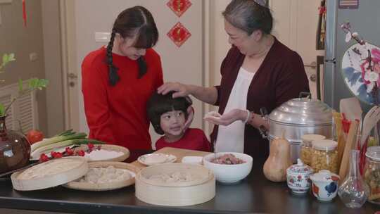 一位母亲和她的孩子一起包饺子