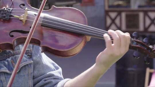 音乐家在户外拉小提琴视频素材模板下载