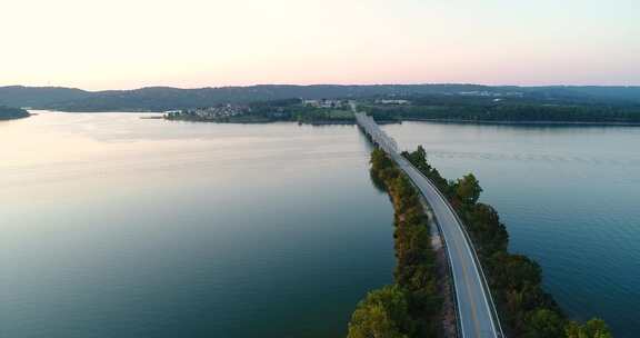 空中飞行穿越欧扎克湖的桥梁和高速公路