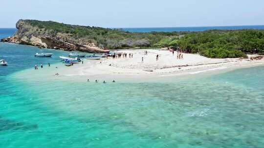 在卡布拉岛蒙特克里斯蒂附近僻静的热带小岛旅游的游客；无人机