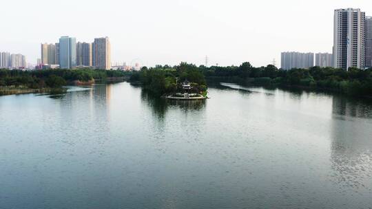 4k航拍俯瞰城市风光绿化河流公园