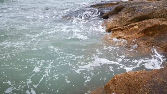 实拍大海海浪拍打礁石