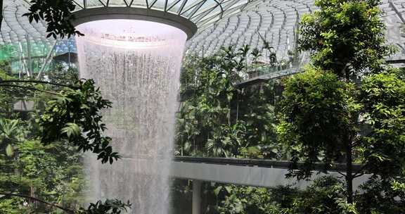 新加坡樟宜机场瀑布与网红小火车