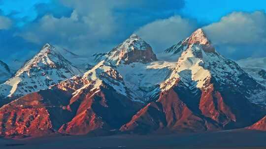 夕阳下的雪山