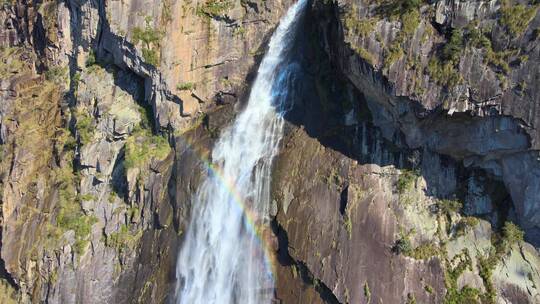 瀑布彩虹近距离特写悬崖峭壁高山间气势磅礴