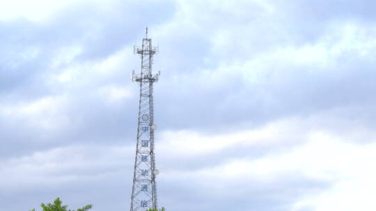 通讯塔电塔信号塔与蓝天视频素材模板下载