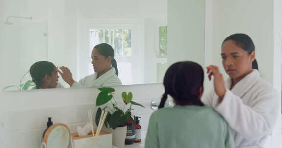 头发护理、浴室和母亲梳理孩子作为早上的例