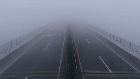 大雾天的高速路空景大景视频素材模板下载