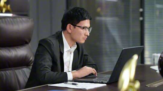 创业者认真办公