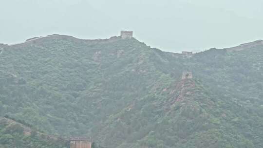 夏季金山岭长城早晨阴雨雾气风光