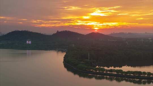 武汉东湖风景区夏季日出风光