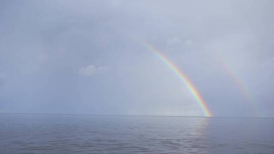 海平面上的彩虹
