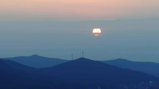 山峦之上落日景观