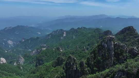 河南伏牛山山脉平顶山尧山层峦叠嶂的山峰