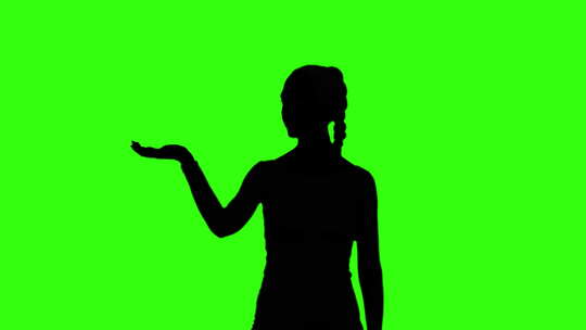 年轻女子通过绿屏吹气与虚拟实体交流。