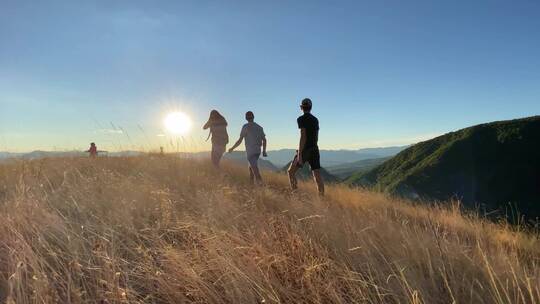 一行人户外爬山探险旅行