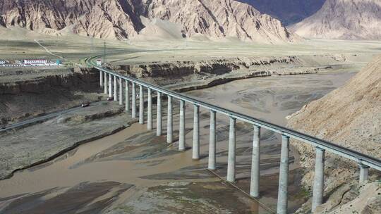 航拍三岔河大桥，是青藏铁路沿线最高的大桥