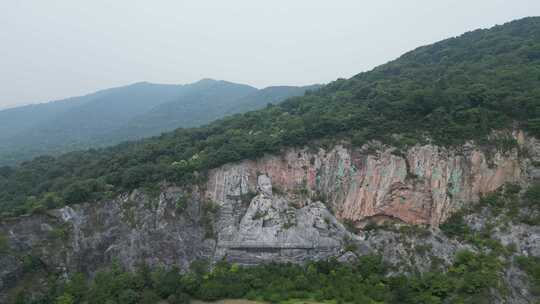 航拍湖北襄阳孟浩然摩崖石刻雕像