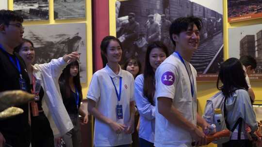 年轻人参观展览交流场景