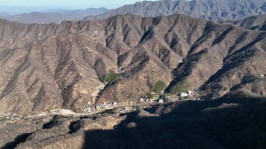 航拍山脉地质公园沟壑峰峦风光雄威高山湖泊