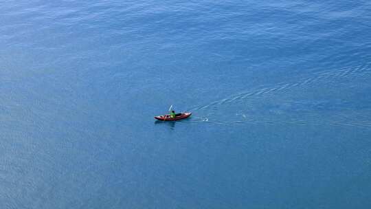 男人在海水划船