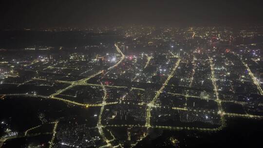 飞机舷窗外夜晚现代城市风光