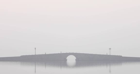 杭州市西湖景区初冬清晨晨雾