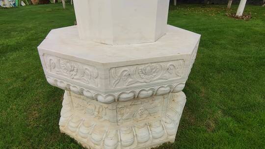 雕刻精美的白色大理石柱