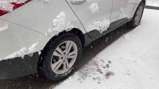 汽车私家车下雪落雪积雪