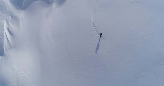 从陡峭的山上滑雪的人